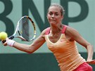 RETURN. eská tenistka Klára Zakopalová se chystá tretit míek v utkání s