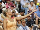 eská tenistka Klára Zakopalová si nadhazuje míek v utkání proti Rusce