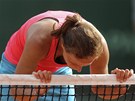 POLÍBIT PRASÁTKO. Americká tenistka Varvara Lepchenková líbá pásku u sít po...