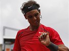 NEPOTEBUJU MANIKÚRU? panlský tenista Rafael Nadal si kontroluje prsty v