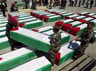 Palestintí vojáci v Ramalláhu na Západní behu penáejí rakve mrtvých...