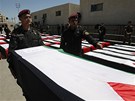 Palestintí vojáci v Ramalláhu na Západní behu penáejí rakve mrtvých