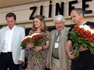 Zuzana Bydovská a Jan Kraus u svých hvzd na zlínském chodníku. Doprovázejí je
