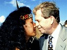 Na snímku Stanislava Peky se Václav Havel vítá maorským pozdravem s jednou z
