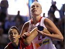 eská basketbalistka Kamila tpánová (v bílém) eká na odraený mí v duelu s