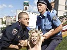 Kyjevtí policisté zatýkají aktivistku z feministického hnutí Femen.