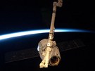 Modul Dragon byl zachycen 25. kvtna robotickým ramenem ISS.