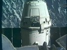 Modul Dragon se vzdaluje od ramena ISS (pohled z ramena na modul)