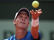 NADHOZ. esk tenista Tom Berdych si nadhazuje mek na podn v utkn 3.