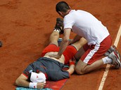 MAS. Britsk tenista Andy Murray si nechal na kurtu oetit bolav zda.