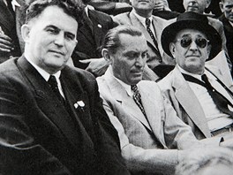 Josef Veverka s Janem Masarykem (vpravo) na Pavlovickm stadionu v Liberci v