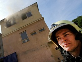 VTRÁNÍ. Petr Kupka se zakouenou budovou Adastu. Hasii oteveli okna, aby...