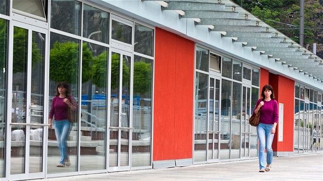 Prázdné obchody za hlavním vlakovým nádra�ím v Ústí nad Labem.
