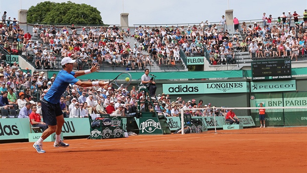 KURT . 1. Tomá Berdych se na kurtu íslo 1 v areálu Rolanda Garrose natahuje