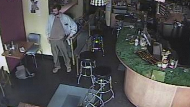 Americk policie zveejnila zbry z bezpenostn kamery kavrny Cafe Racer, na kterch je mu podezel ze stelby - ve svtl bund (30. kvtna 2012)