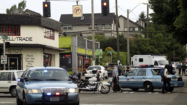 Americká policie vyšetřuje v Seattlu místo činu. Muž zastřelil pět lidí a