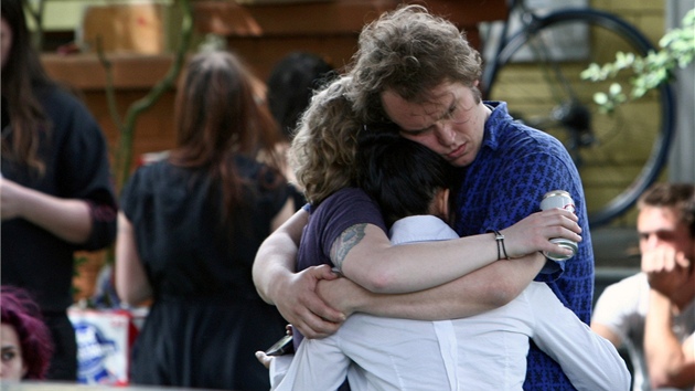 Pátelé a píbuzní obtí stelce v Seattlu se utují (30. kvtna 2012) 