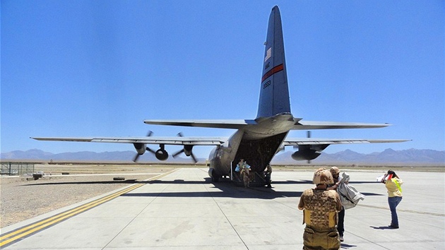 Lockheed C130 Hercules chvíli po pistání na letiti základny Shank v Lógaru