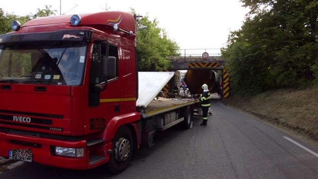 Utržená korba nákladního auta pod viaduktem v Borohrádku