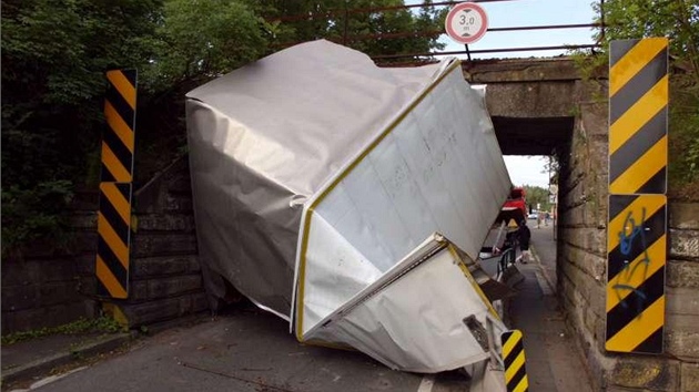 Utržená korba nákladního auta pod viaduktem v Borohrádku