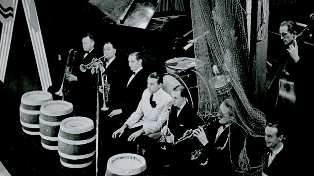 Tanení hudba v Radiopaláci (v bílém známý swingový zpvák Arnot Kavka), 1940