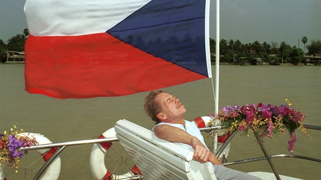 Na snímku Igora Zehla se prezident Václav Havel sluní na palub� lodi cestou z