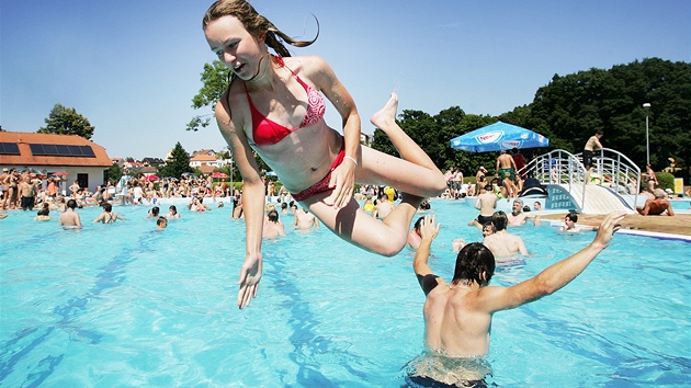 Koupali�t� v ji�ních �echách jsou p�ipravena zahájit sezonu. Po�así ale vodním