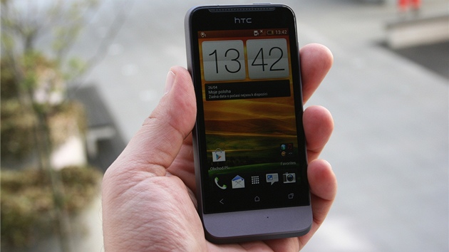 HTC One V vsází na nevšední design, slušnou výbavu a prvotřídní zpracování