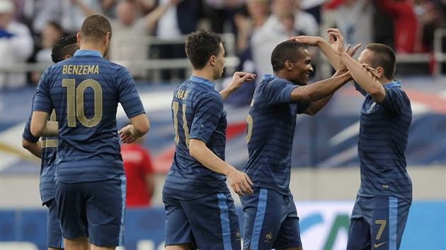 Francouztí fotbalisté se radují z gólu.