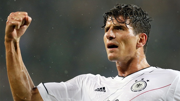 Mario Gomez z Nmecka se raduje z gólu.