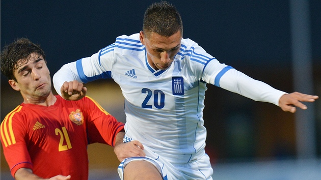 Chose Cholevas (vpravo) z ecka uniká Davidu Manojanovi z Arménie.