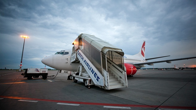 Z ruzyňského letiště odletěl stroj ČSA Boeing 737 - 500. V lakovně v Ostravě-Mošnově ho přebarví do markingu mezinárodní skupiny leteckých dopravců SkyTeam (22. května 2012, Praha)