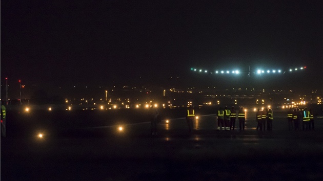 Solar Impulse p�istává po první etap� letu v Madridu.