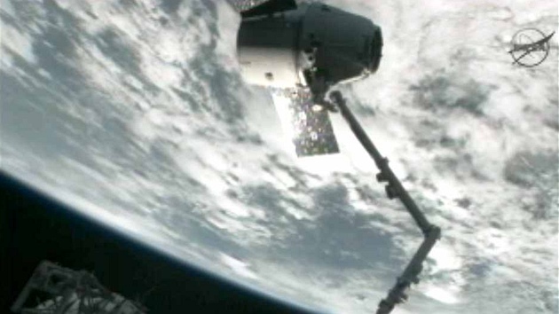 Modul Dragon ped odletem o ISS