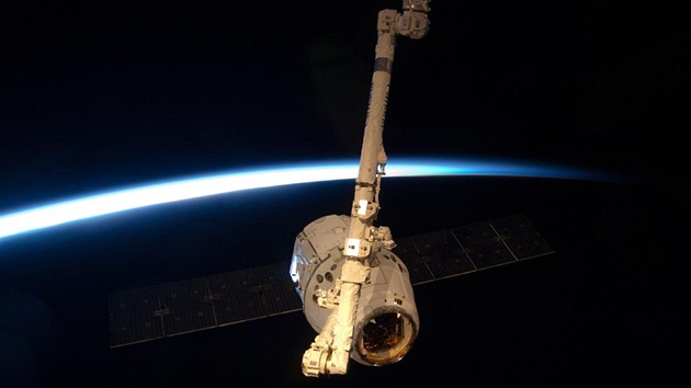 Modul Dragon byl zachycen 25. května robotickým ramenem ISS.