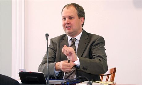 Opoziní zastupitel Robin Povík (SSD) kritizuje prodej pozemk.
