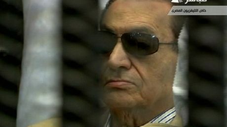 Husní Mubarak naslouchá vynesení rozsudku. Byl odsouzen k doivotnímu vzení.
