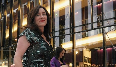 Irská hereka Maria Doyle Kennedyová pichází 1. ervna na slavnostní závrený