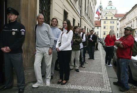 Hlasování poslanc o vydání Davida Ratha k trestnímu stíhání vzbudilo velký