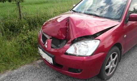 Zdemolovaná pední ást vozu Mitsubishi Lancer po jízd za traktorem s