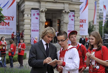 Pavel Nedvd se v polské Vratislavi ped eským domem podepisuje fanoukm.