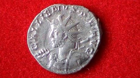 Stbrn mince vyraen ve francouzskm Lyonu, kterou nali archeologov pi...
