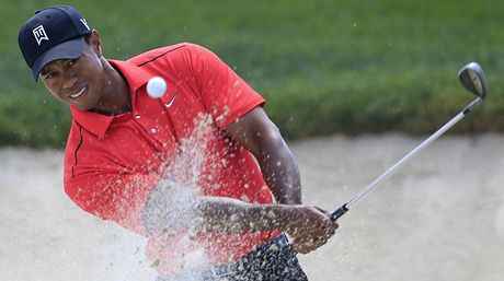 Tiger Woods a písek.