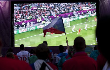 Fotbaloví fanouci budou mít v Olomouci pi tvrtfinále s Portugalskem konen monost sledovat zápas fotbalového Eura i na velkoploné obrazovce na námstí. (Ilustraní snímek)