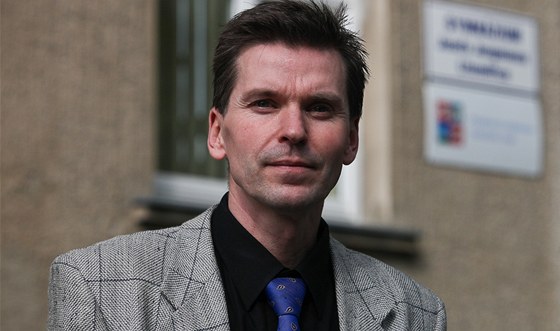 Petr Bašus je respektovaný učitel českého jazyka na litoměřickém gymnáziu. Byl