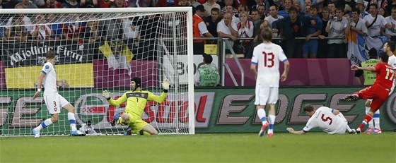 GÓL NA 1:0. Roman Hubník (. 5) dorazil k Alanu Dzagojevovi pozd, mí u mizí