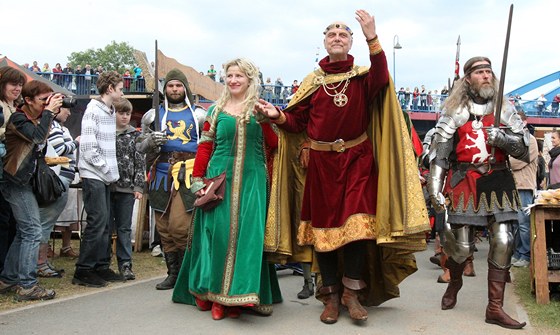 Hodn se pjuje napíklad kostým Karla IV. ze hry Noc na Karltejn. Ilustraní snímek
