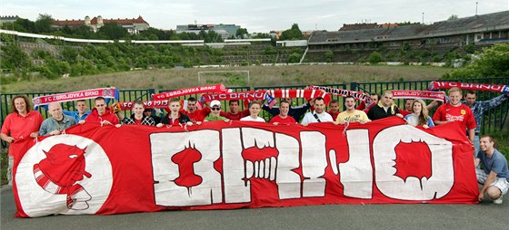 Fanoušci Brna se sešli u trosek fotbalového stadionu Zbrojovky, když slavili