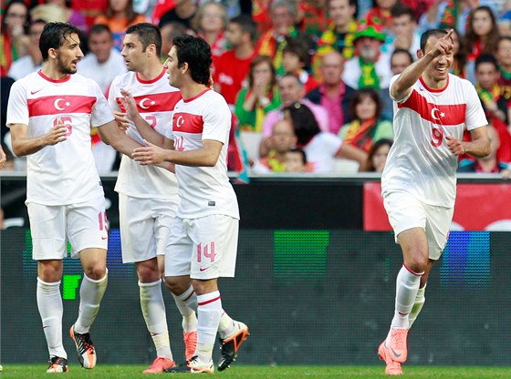 Fotbalisté Turecka se radují z gólu do sít Portugalska v pátelském utkání.