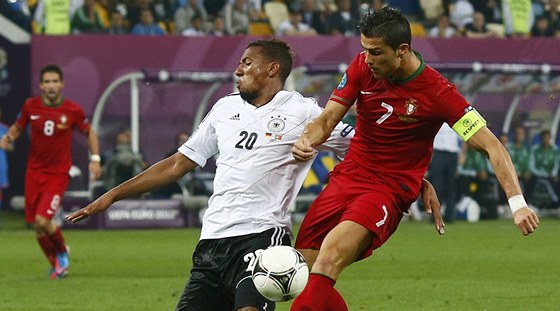 Ronaldo (vpravo) v souboji s Boatengem; z utkání Nmecko - Portugalsko 1:0